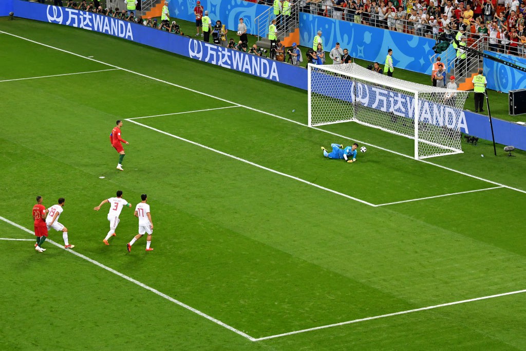 Ngày tồi tệ của Ronaldo: đá hỏng penalty, suýt bị thẻ đỏ vì đánh cầu thủ đội bạn - Ảnh 4.
