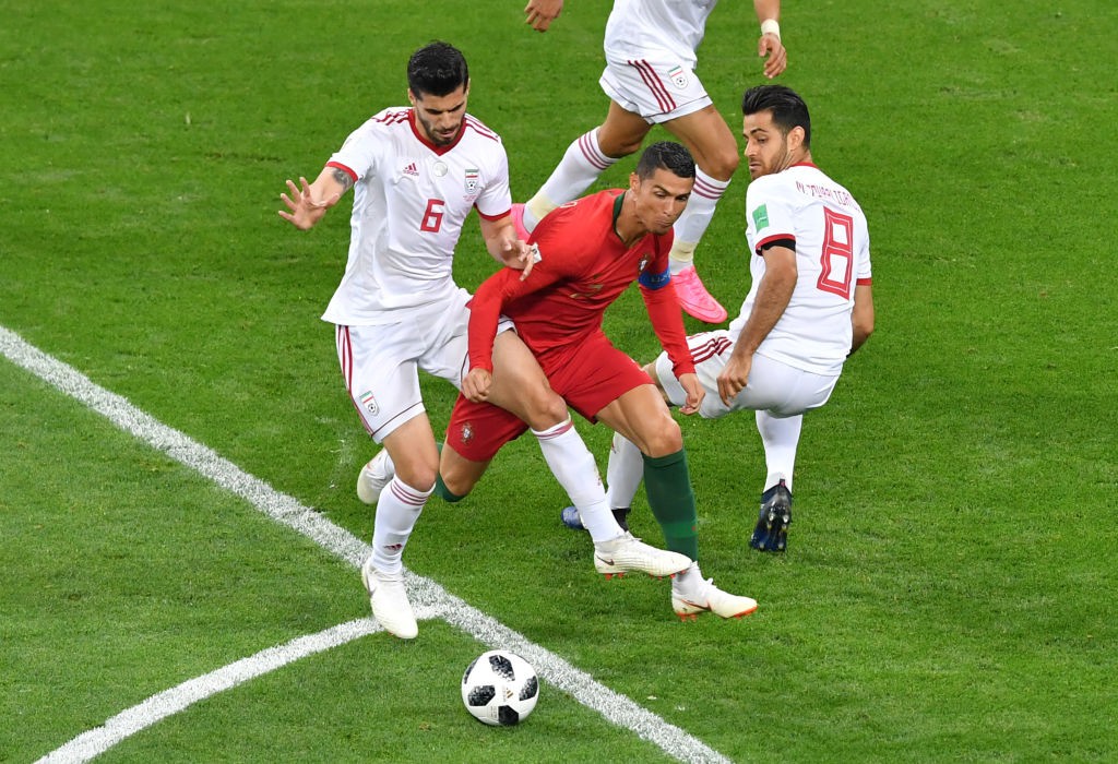 Ngày tồi tệ của Ronaldo: đá hỏng penalty, suýt bị thẻ đỏ vì đánh cầu thủ đội bạn - Ảnh 2.