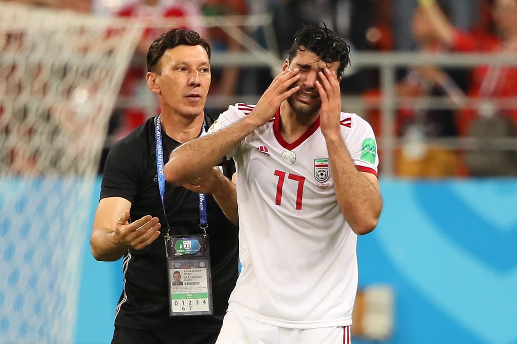 Cầu thủ và CĐV Iran khóc nức nở sau trận hòa Bồ Đào Nha - Ảnh 1.