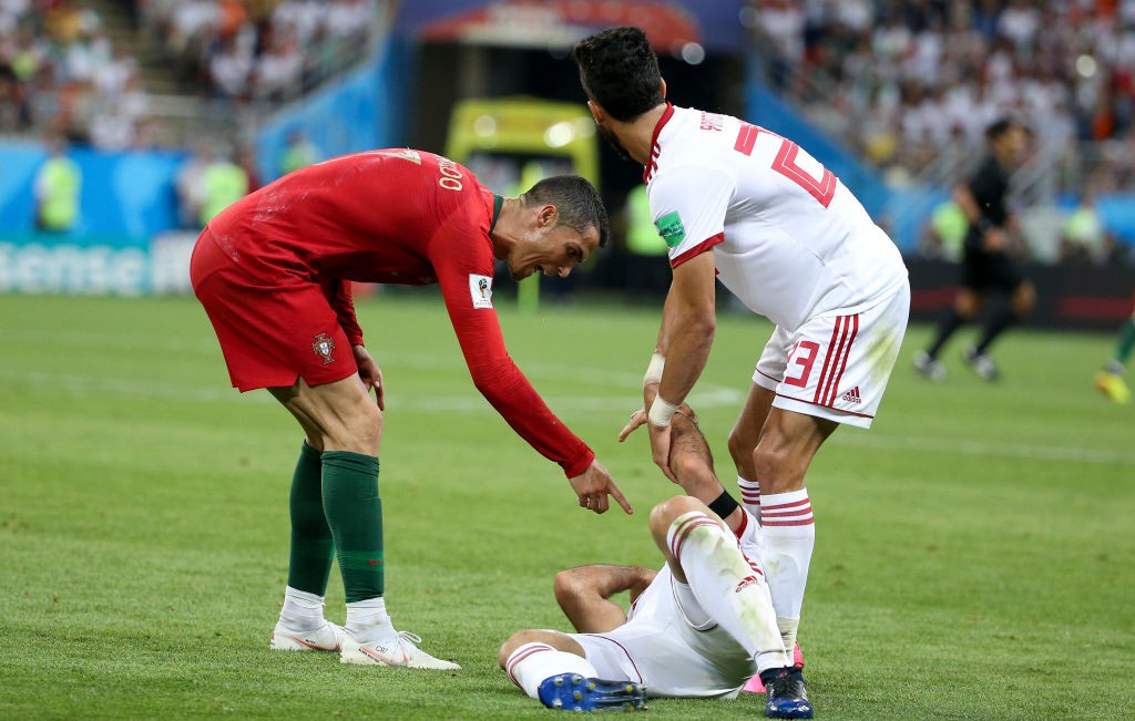 Ngày tồi tệ của Ronaldo: đá hỏng penalty, suýt bị thẻ đỏ vì đánh cầu thủ đội bạn - Ảnh 6.