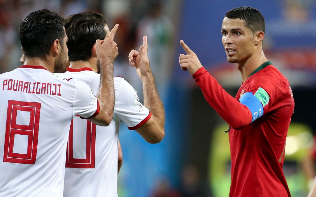 Ngày tồi tệ của Ronaldo: đá hỏng penalty, suýt bị thẻ đỏ vì đánh cầu thủ đội bạn - Ảnh 7.