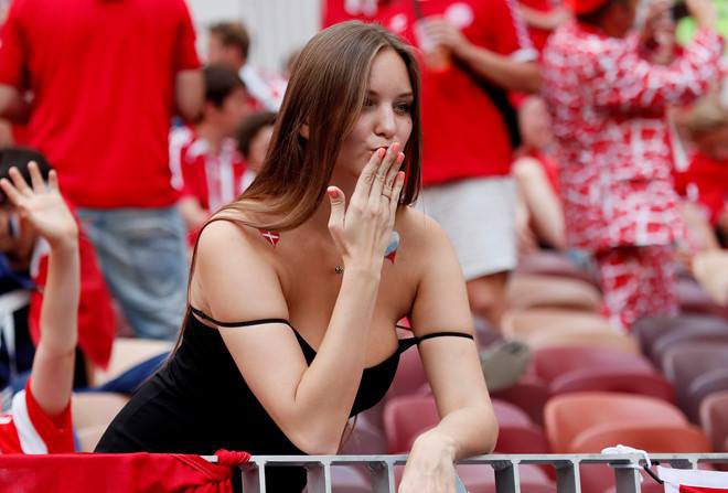 Fan nữ sexy, vợ Varane và bạn gái Pogba đốt nóng trận cầu nhạt nhẽo nhất vòng bảng World Cup - Ảnh 5.