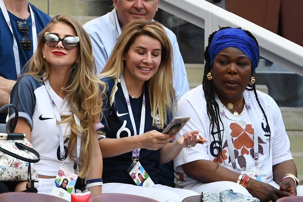 Fan nữ sexy, vợ Varane và bạn gái Pogba đốt nóng trận cầu nhạt nhẽo nhất vòng bảng World Cup - Ảnh 9.