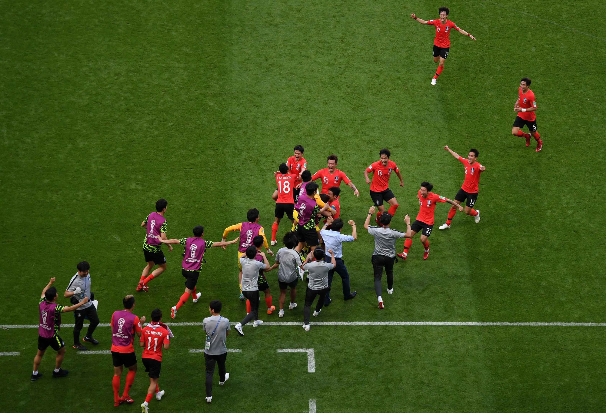 Cầu thủ Hàn Quốc bật khóc, vỡ òa sau chiến tích loại nhà vô địch Đức - Ảnh 2.
