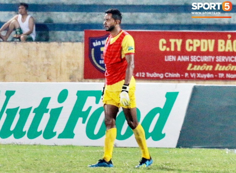 Tiền đạo Diogo của Nam Định vừa ghi bàn, vừa làm thủ môn trong trận đấu hi hữu ở V-League - Ảnh 8.