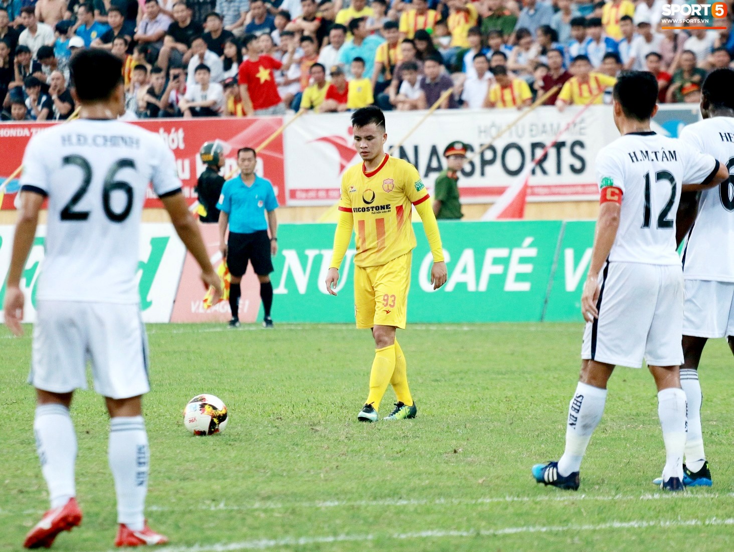 Tiền đạo Diogo của Nam Định vừa ghi bàn, vừa làm thủ môn trong trận đấu hi hữu ở V-League - Ảnh 3.