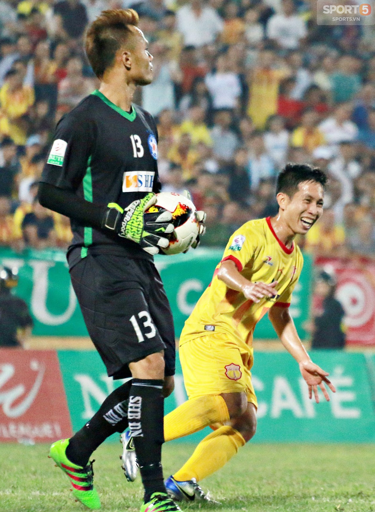 Tiền đạo Diogo của Nam Định vừa ghi bàn, vừa làm thủ môn trong trận đấu hi hữu ở V-League - Ảnh 9.