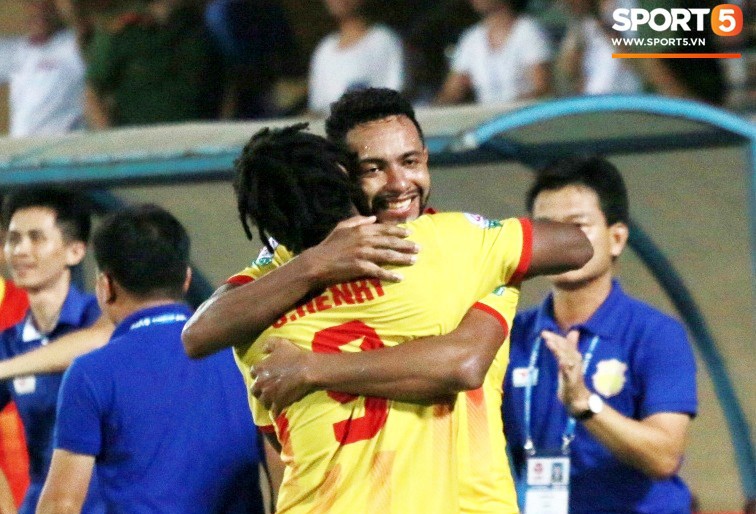 Tiền đạo Diogo của Nam Định vừa ghi bàn, vừa làm thủ môn trong trận đấu hi hữu ở V-League - Ảnh 6.