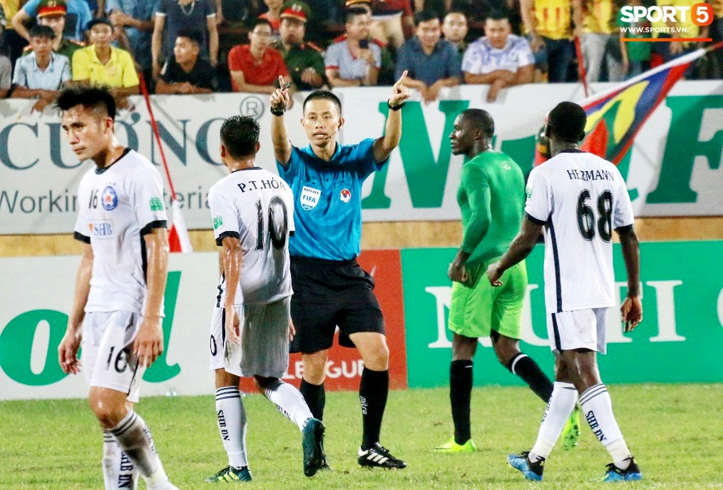 Tiền đạo Diogo của Nam Định vừa ghi bàn, vừa làm thủ môn trong trận đấu hi hữu ở V-League - Ảnh 7.