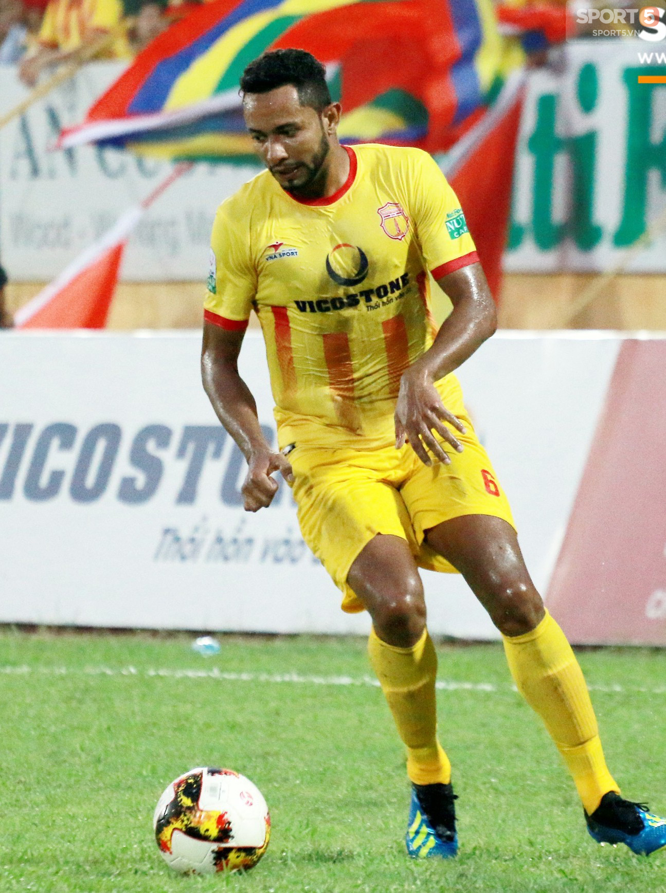 Tiền đạo Diogo của Nam Định vừa ghi bàn, vừa làm thủ môn trong trận đấu hi hữu ở V-League - Ảnh 1.