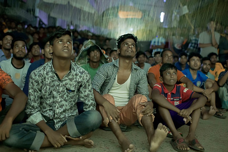 Dân khu phố nghèo châu Á đội mưa xem World Cup - Ảnh 2.
