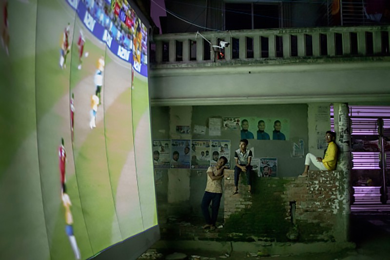 Dân khu phố nghèo châu Á đội mưa xem World Cup - Ảnh 3.