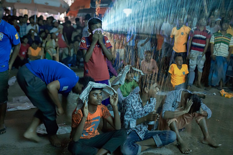 Dân khu phố nghèo châu Á đội mưa xem World Cup - Ảnh 5.
