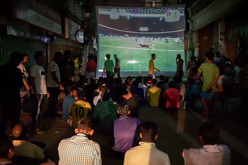 Dân khu phố nghèo châu Á đội mưa xem World Cup - Ảnh 4.
