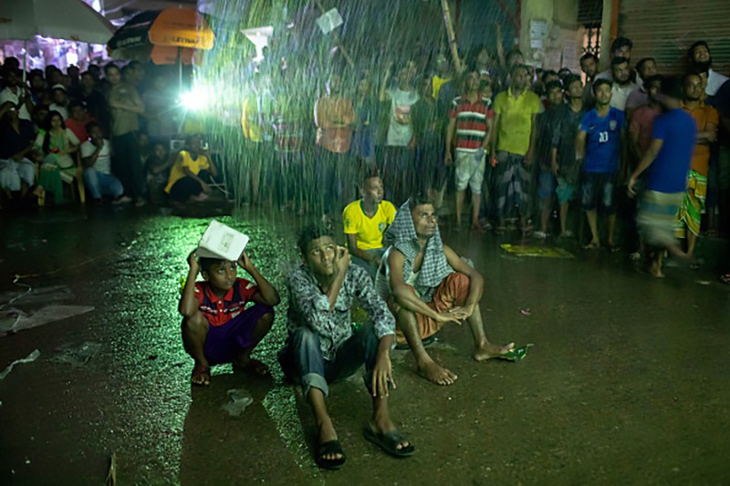Dân khu phố nghèo châu Á đội mưa xem World Cup - Ảnh 6.