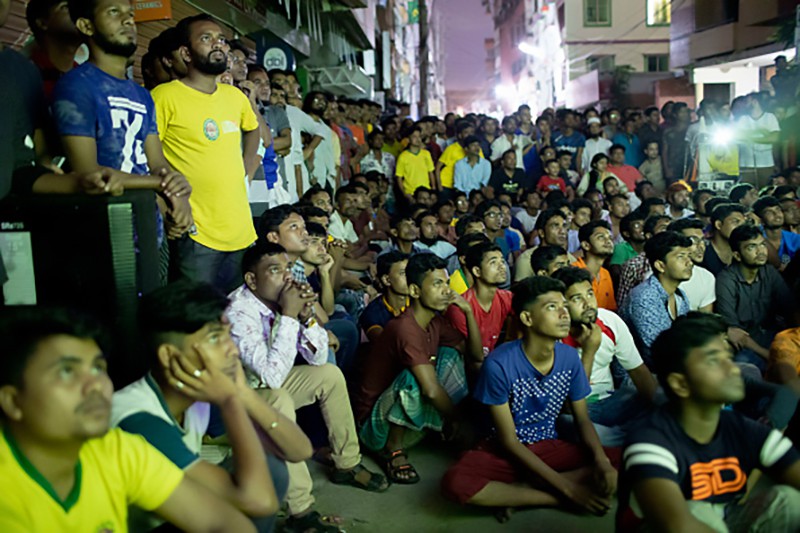 Dân khu phố nghèo châu Á đội mưa xem World Cup - Ảnh 1.
