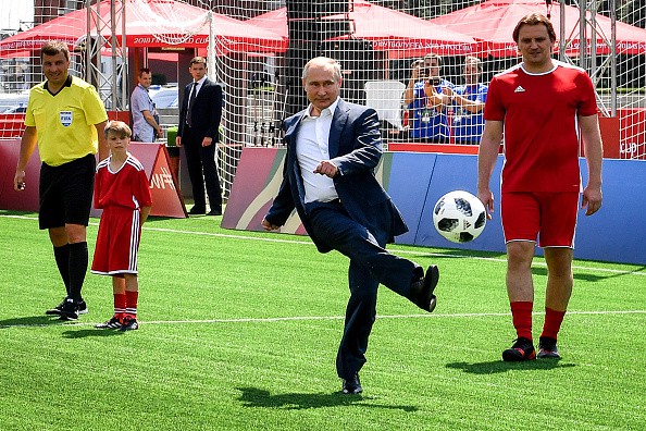 Hai cổ động viên Argentina may mắn được tổng thống Putin tặng vé xem World Cup - Ảnh 1.