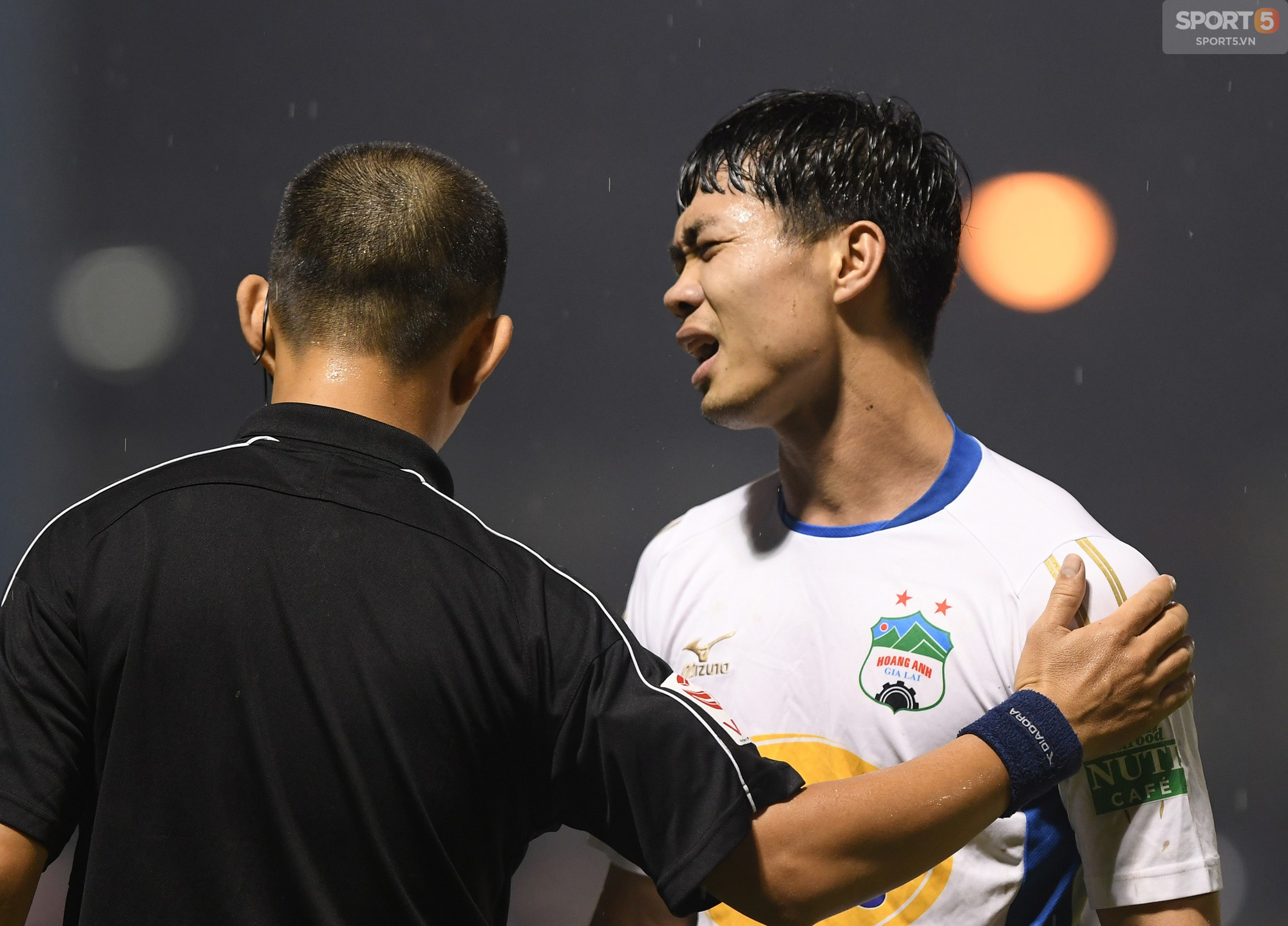 Công Phượng vắng mặt trong trận đấu gặp Quảng Nam vì án treo giò - Ảnh 1.