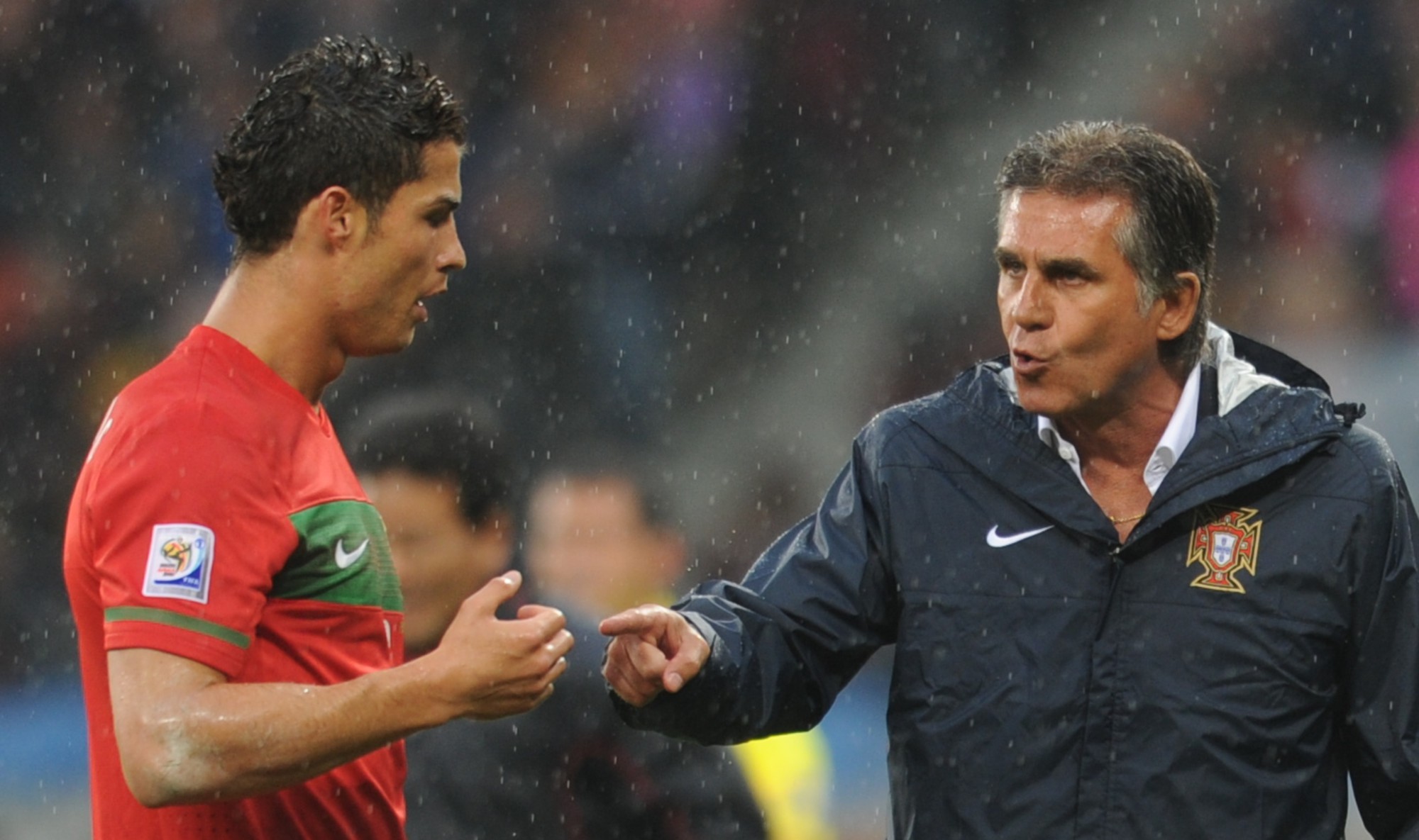 Mải mê ăn mừng, Ronaldo vô tình làm mất lòng thầy cũ - Ảnh 1.