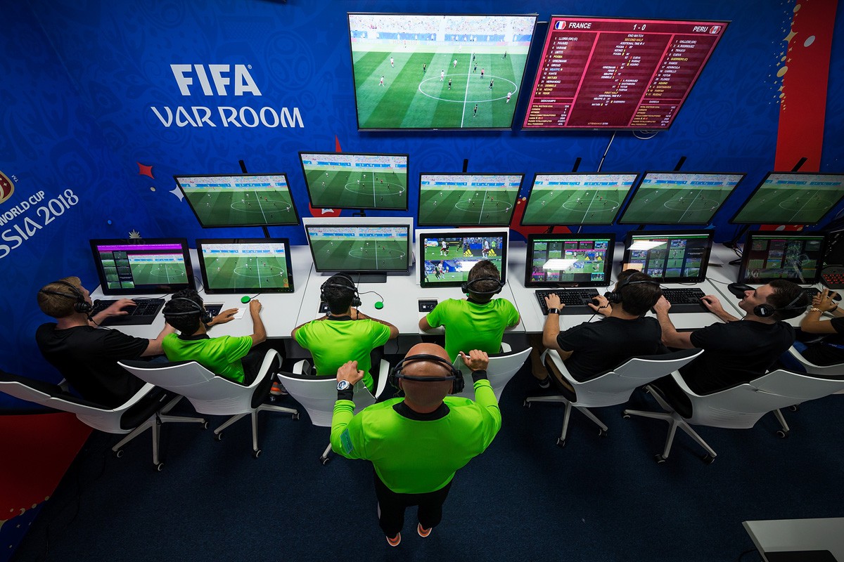 Chào mừng đến với thế giới của VAR, những người tạo ra một World Cup 2018 hoàn toàn khác - Ảnh 3.