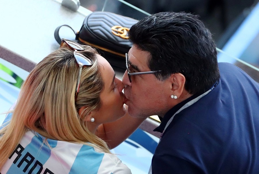 Rô béo ngồi trầm ngâm khi Maradona khóa môi bạn gái kém 30 tuổi - Ảnh 3.