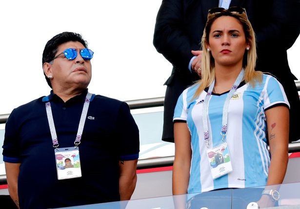 Rô béo ngồi trầm ngâm khi Maradona khóa môi bạn gái kém 30 tuổi - Ảnh 4.