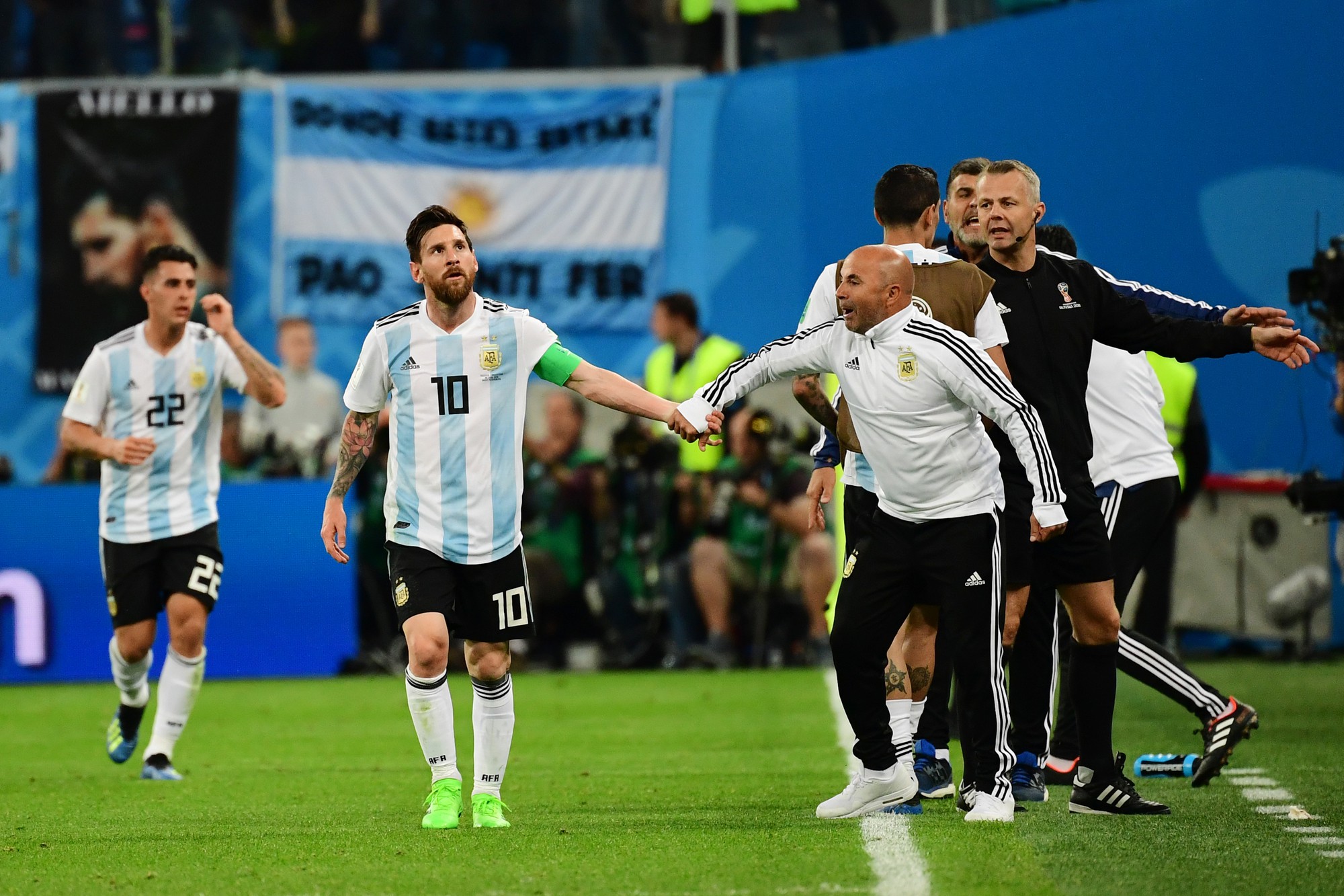 Sampaoli: Không có chuyện tôi phải xin phép Messi! - Ảnh 1.