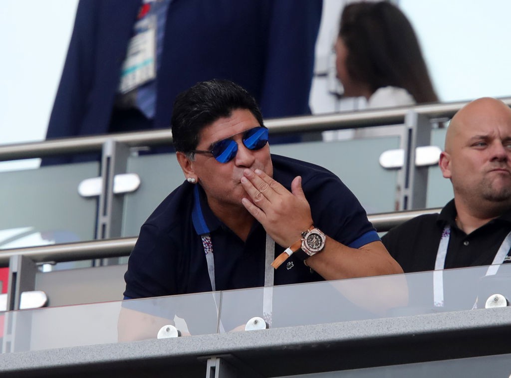 Rô béo ngồi trầm ngâm khi Maradona khóa môi bạn gái kém 30 tuổi - Ảnh 6.