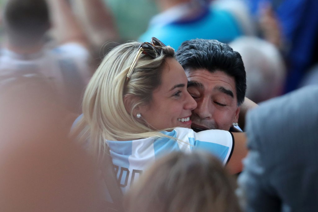 Rô béo ngồi trầm ngâm khi Maradona khóa môi bạn gái kém 30 tuổi - Ảnh 5.