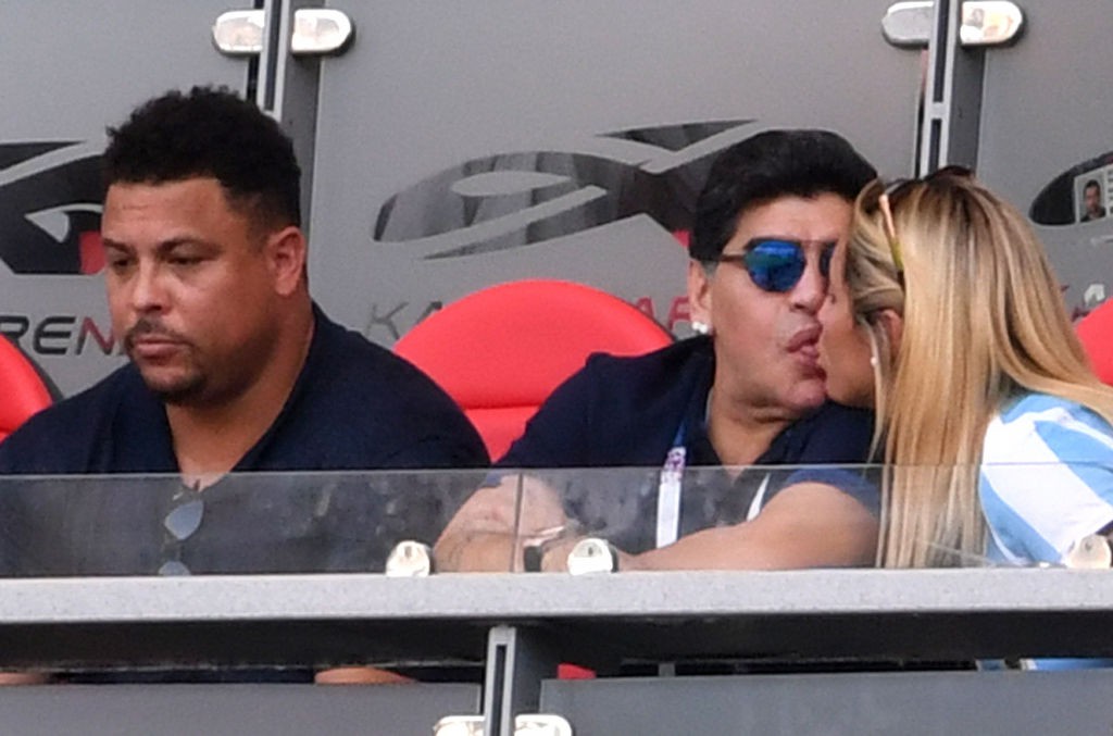 Rô béo ngồi trầm ngâm khi Maradona khóa môi bạn gái kém 30 tuổi - Ảnh 2.