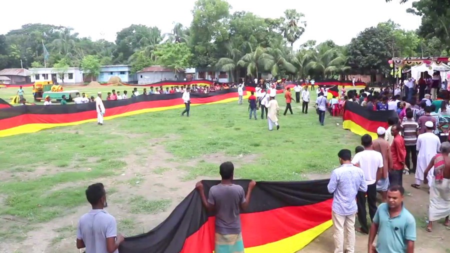 Người nông dân Bangladesh bán đất lấy tiền làm lá cờ Đức dài nhất thế giới - Ảnh 2.