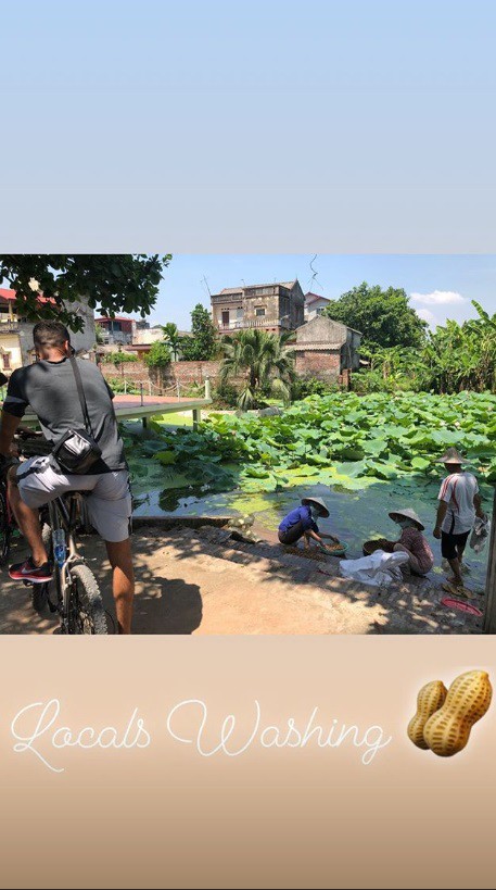 Chris Smalling cùng vợ đạp xe ngắm đồng lúa, uống nước mía ở ngoại thành Hà Nội - Ảnh 5.