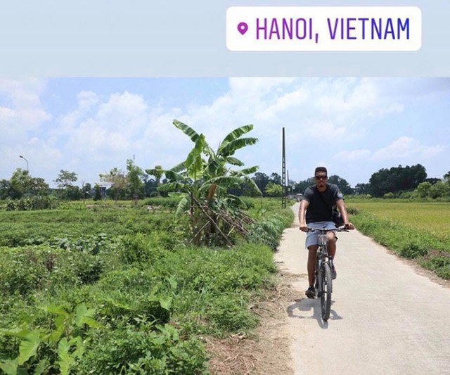 Chris Smalling cùng vợ đạp xe ngắm đồng lúa, uống nước mía ở ngoại thành Hà Nội - Ảnh 4.