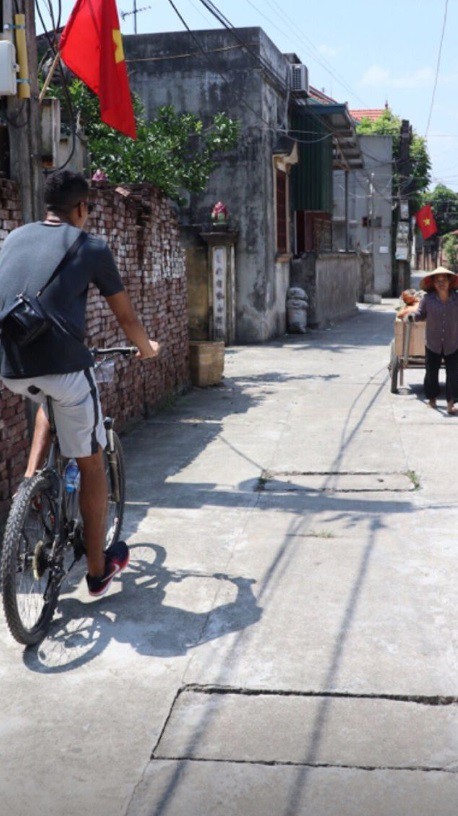 Chris Smalling cùng vợ đạp xe ngắm đồng lúa, uống nước mía ở ngoại thành Hà Nội - Ảnh 6.