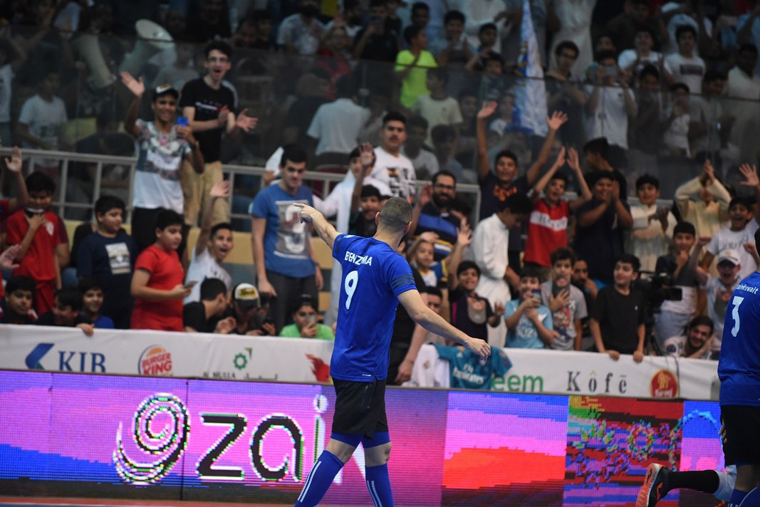 Bị ngó lơ tại World Cup, Benzema sang châu Á đá futsal - Ảnh 2.