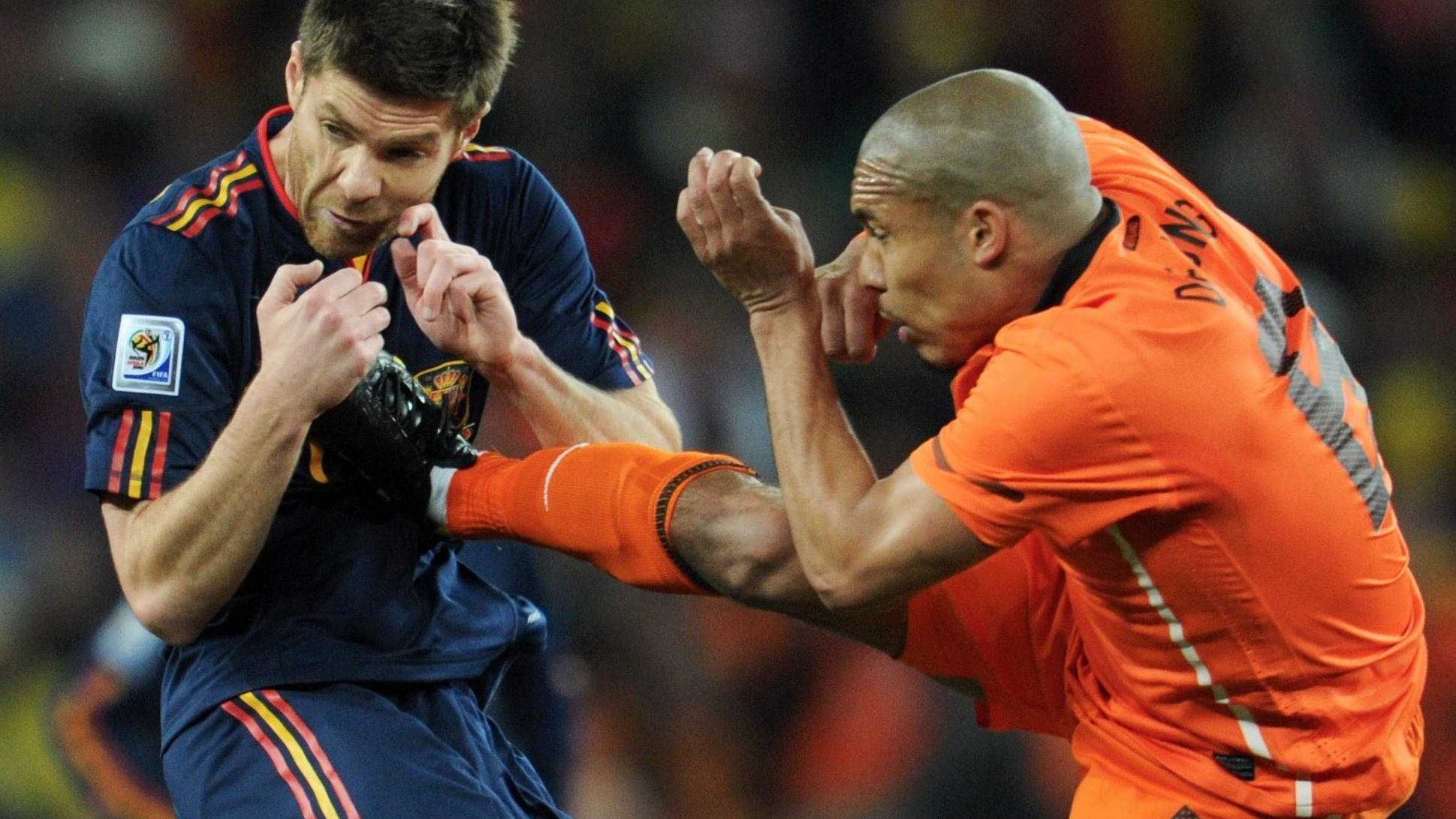 De Jong muốn… uống bia cùng Alonso sau cú kung-fu tại World Cup 2010 - Ảnh 1.