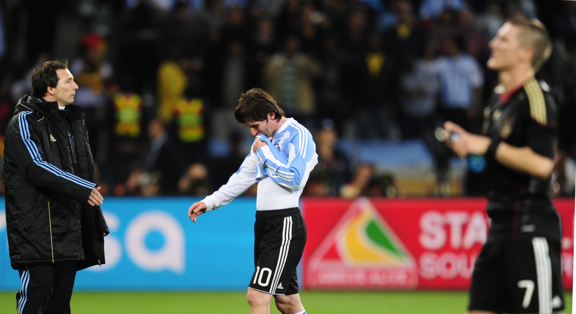 Lionel Messi và chặng đường vượt qua cái bóng của Maradona - Ảnh 2.