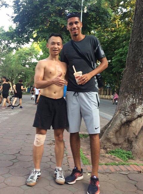 Chris Smalling cùng vợ đạp xe ngắm đồng lúa, uống nước mía ở ngoại thành Hà Nội - Ảnh 2.