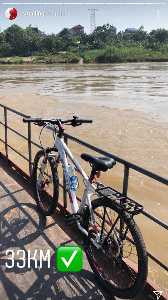 Chris Smalling cùng vợ đạp xe ngắm đồng lúa, uống nước mía ở ngoại thành Hà Nội - Ảnh 10.