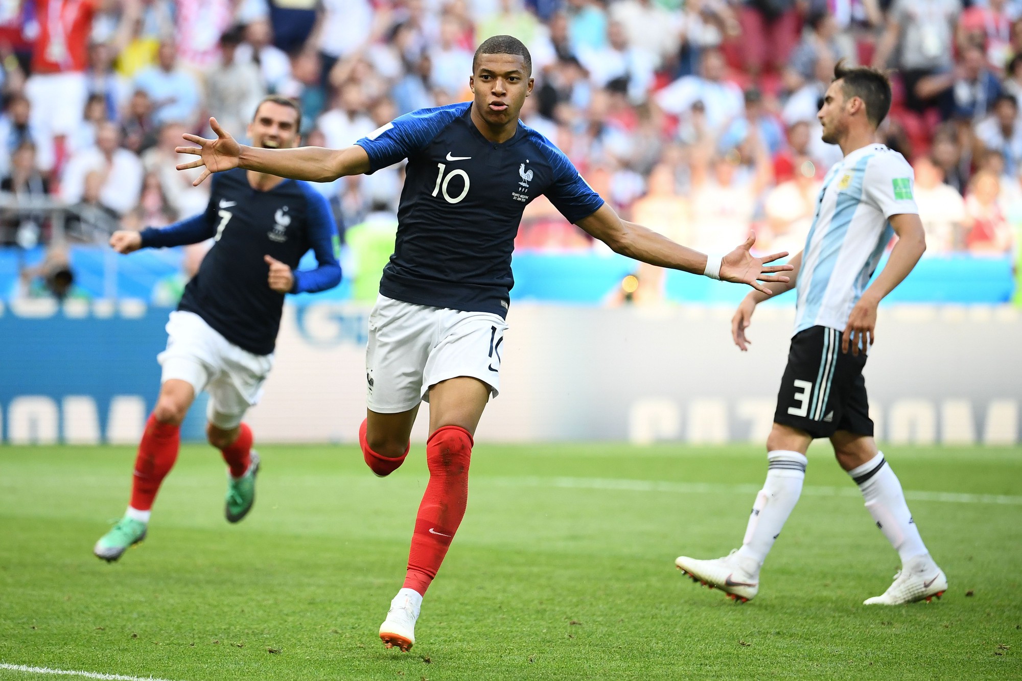 Đến Pele cũng phải “ngả mũ” trước Kylian Mbappe - Ảnh 1.