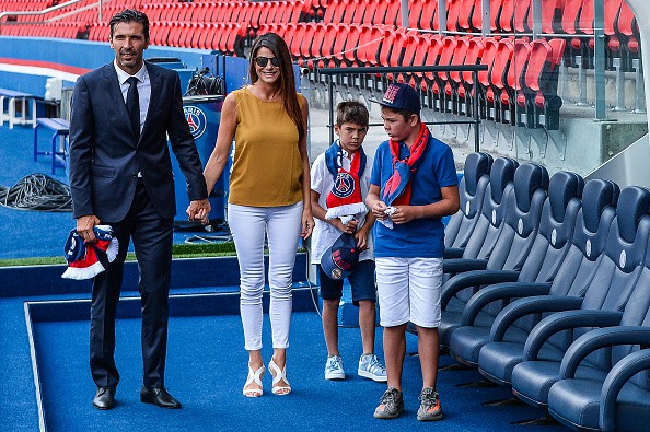 Buffon đốt pháo sáng, dẫn dắt fan quẩy tưng bừng trong ngày ra mắt PSG - Ảnh 9.