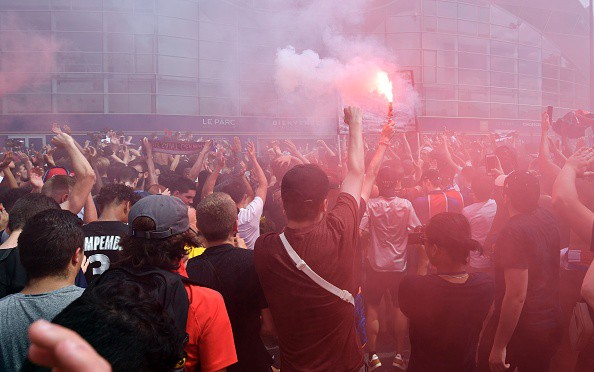 Buffon đốt pháo sáng, dẫn dắt fan quẩy tưng bừng trong ngày ra mắt PSG - Ảnh 5.