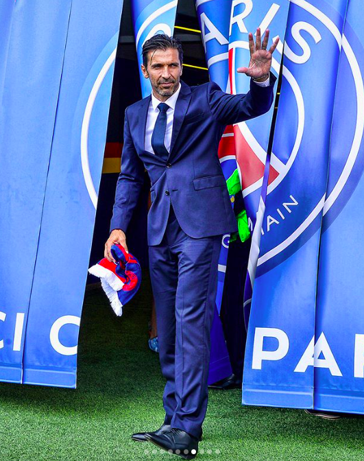 Buffon đốt pháo sáng, dẫn dắt fan quẩy tưng bừng trong ngày ra mắt PSG - Ảnh 6.