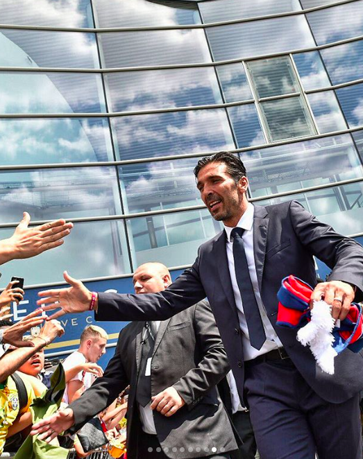 Buffon đốt pháo sáng, dẫn dắt fan quẩy tưng bừng trong ngày ra mắt PSG - Ảnh 4.