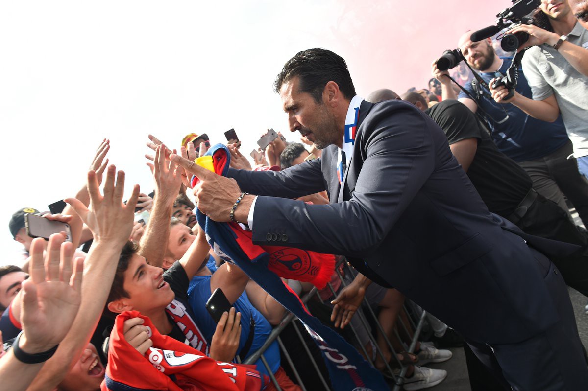 Buffon đốt pháo sáng, dẫn dắt fan quẩy tưng bừng trong ngày ra mắt PSG - Ảnh 2.