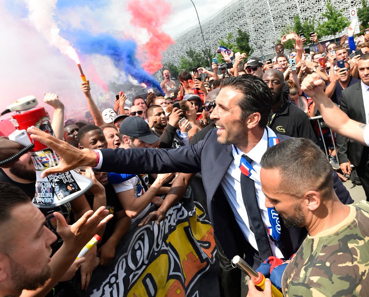 Buffon đốt pháo sáng, dẫn dắt fan quẩy tưng bừng trong ngày ra mắt PSG - Ảnh 3.