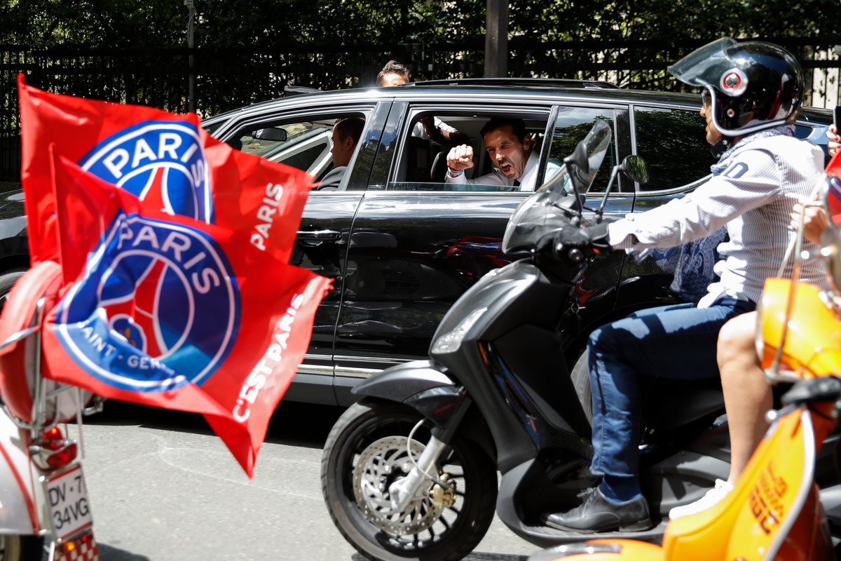 Buffon đốt pháo sáng, dẫn dắt fan quẩy tưng bừng trong ngày ra mắt PSG - Ảnh 11.