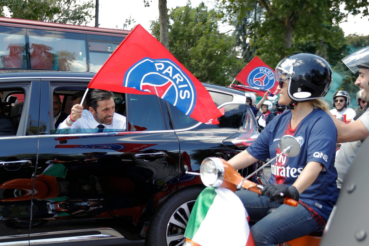 Buffon đốt pháo sáng, dẫn dắt fan quẩy tưng bừng trong ngày ra mắt PSG - Ảnh 13.