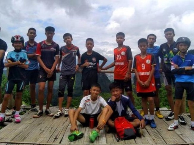 Vừa thoát nạn, đội bóng nhí Thái Lan lập tức được mời sang MU - Ảnh 1.