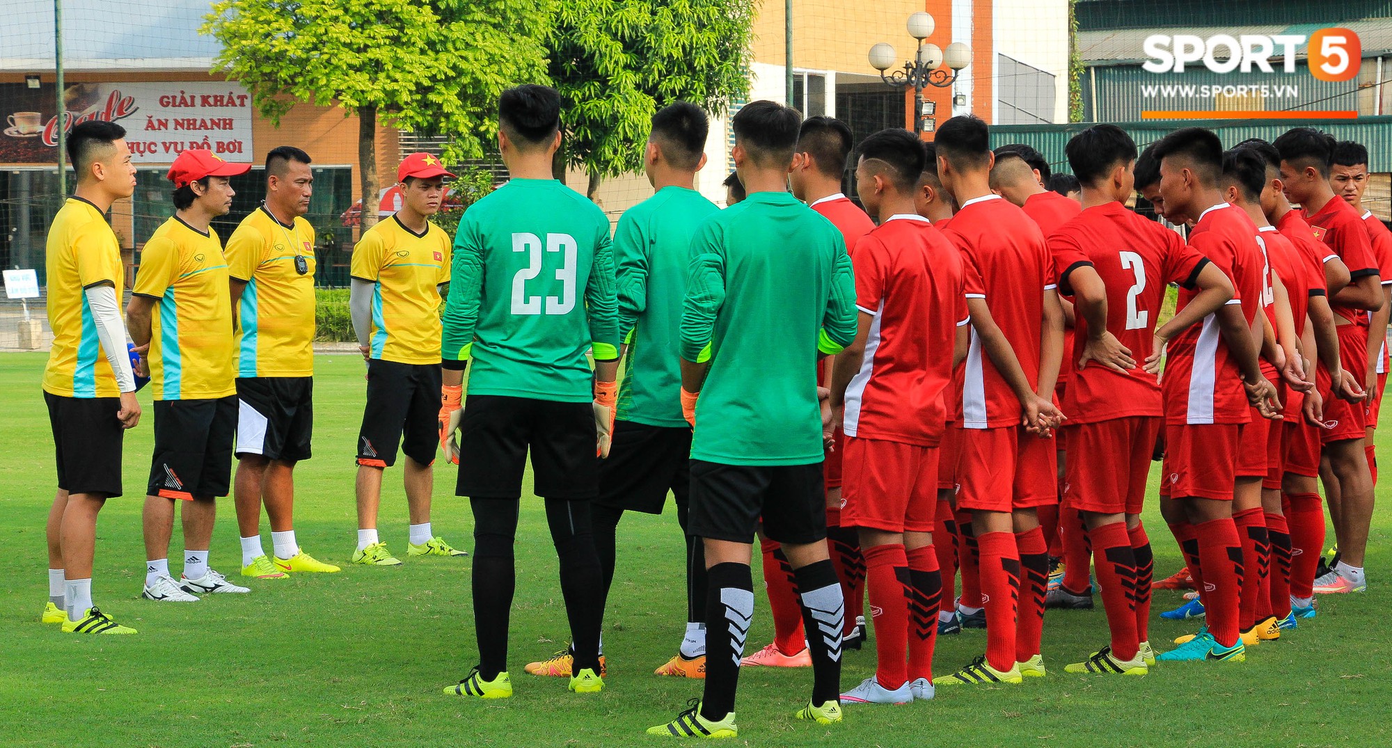 U16 Việt Nam tập luyện hăng say hướng tới giải Đông Nam Á - Ảnh 1.
